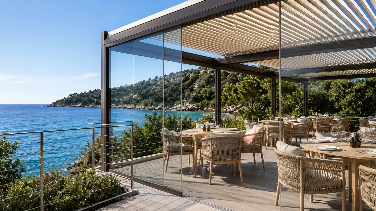 Pergola bioclimatica con chiusure vetrate sulla terrazza di un ristorante sul mare